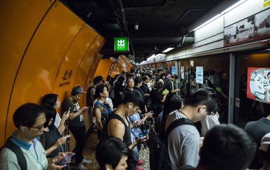 Prosvjednici u Hong Kongu blokirali željezničke postaje (Foto: AFP)