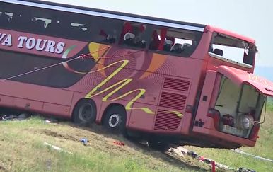 Izvlači se autobus koji je sletio s autoceste kod Slavonskog Broda