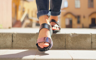Žena u sandalama