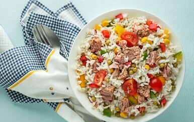 Hladna salata od riže, tune i povrća