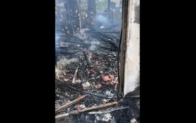 Kuća koja je izgorjela u požaru u Zatonu