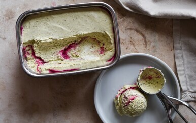 Domaći sladoled od pistacije i maline za koji vam ne treba aparat za sladoled