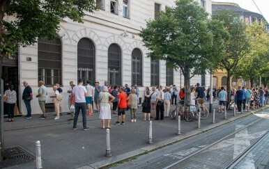Građani u redovima čekaju pred HNB-om