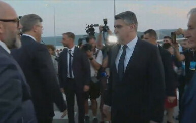 Predsjednik Milanović prišao premijeru Plenkoviću i rukovao se s njim - 2