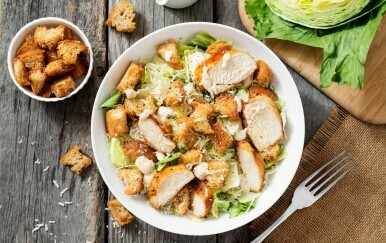 Cezarova salata s piletinom