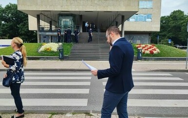 Tomislav Tomašević pred zgradom Poglavarstva koju pretražuje policija zbog prijetnje bombom