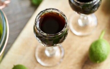 Liker od oraha za štitnjaču: Čašica zdravlja koju su s razlogom obožavali naši stari! Imamo recept za orahovac s medom kao od naših baka