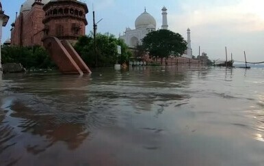 Poplava došla do zidova Taj Mahala