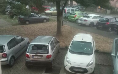 Razbijena stakla na automobilima
