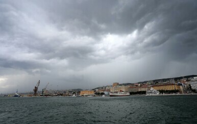 Olujni oblaci nad Rijekom - 1