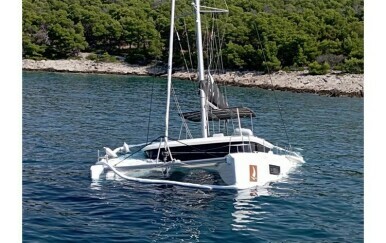 Katamaran djelomično potonuo