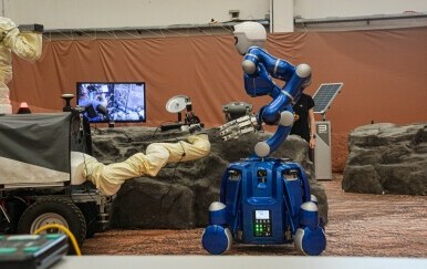 Robot Justin i astronaut Frank Rubio koji njime upravlja