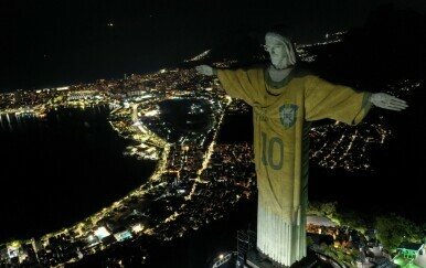 Peleov dres na Isusovom kipu iznad Rio de Janeira