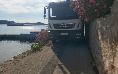 Kamion za smeće na otoku Kaprije