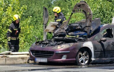 Ugašen požar automobila koji se zapalio na zagrebačkoj Slavenskoj aveniji