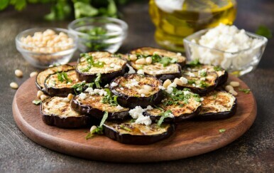 Recept za savršenu salatu od patlidžana: Sve najbolje od ljeta na jednom tanjuru