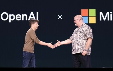 Sam Altman se rukuje s Kevinom Scottom iz Microsofta