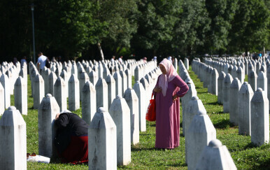 Obitelji žrtava sa Srebrenice posjećuju grobove