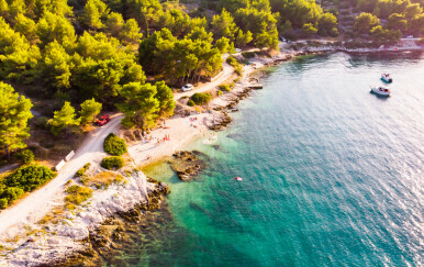 Može i bez trajekta: Predivan otok nedaleko od Splita na kojem ćete pronaći pustinju, čisto more i rajske plaže