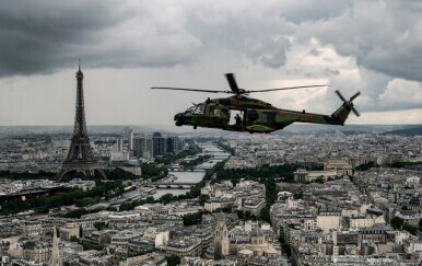 Helikopter nadlijeće rijeku Seinu