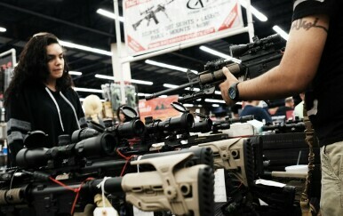 Kupci razgledavaju pušku AR-15