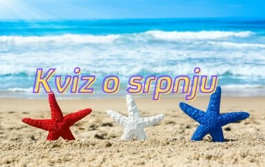 Morske zvijezda u pijesku na plaži i natpis kviz o srpnju