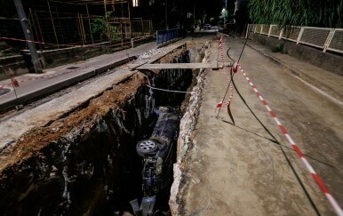 Vozač autom upao u kanal