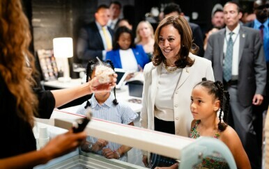 Kamala Harris i dalje je u kampanji unatoč pozivima Joeu Bidenu da napusti utrku