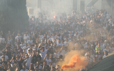 Fans in front of Boljude