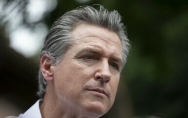 Guverner Kalifornije popljuvao Trumpa: "On je idiot bez mozga koji bombardira djecu i štiti pedofile"