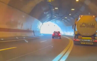 Vozač automobilom u tunelu prešao preko dvije pune crte i jurio u suprotnom stranom