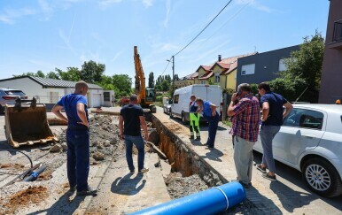 Dežurne službe spasile su dvoje radnika koji su ostali zatrpani na gradilištu - 2