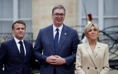 Aleksandar Vučić s Brigitte i Emmanuelom Macronom