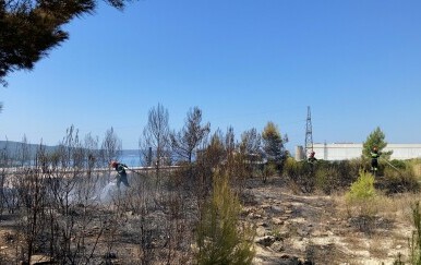 Vatrogasci na požarištu u Kaštel Sućurcu