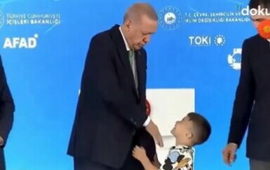 Erdogan lagano ošamario dječaka