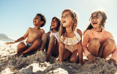 Stručnjaci uputili apel roditeljima: Obucite djeci kupaći kostim, ne znate tko vreba na plažama