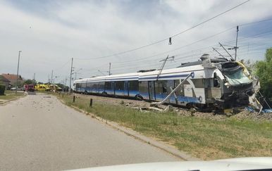 Vlak kod Slavonskog Broda udario u kamion - 1