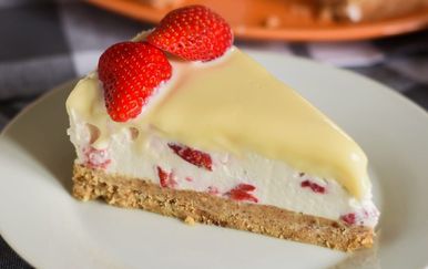 Cheesecake s jagodama i bijelom čokoladom