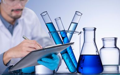 Znanstvenik u laboratoriju i kemijska oprema