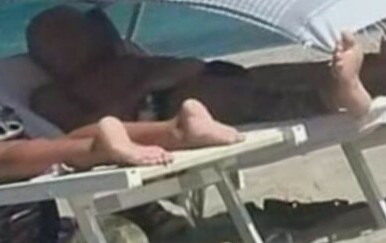 Muškarac u hladu na plaži