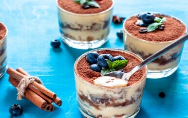 Tiramisu s borovnicama