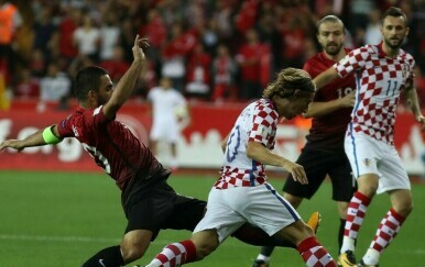 Arda Turan i Luka Modrić u duelu