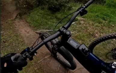 Za dlaku! Biciklisti doživjeli nevjerojatnu nezgodu, imaju sreće što su preživjeli