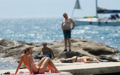 Novi užas na plaži! Splićanka uočila starijeg muškarca: "Sjedne ispod stabla, potpuno gol..."