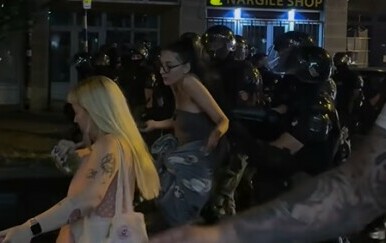 Srbija bijesna zbog snimke na kojoj 60 policajaca nagurava 3 žene: Je l' tako i kćeri, sestre, žene, majke tretirate?