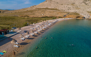 Uvala i plaža Vela luka kod Baške na otoku Krku