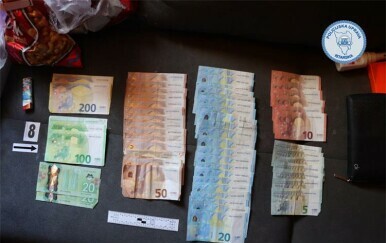 Istarska policija: Kod muškarca u Žminju pronađeni droga, novac i oružje