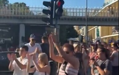 Policija je sklonila građane s prometnica no vozači su odlučili da ne žele nastaviti vožnju