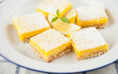 Lagane, osvježavajuće i silno ukusne: Recept za limun kocke s grčkim jogurtom