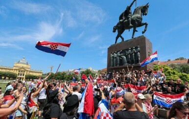 Obožavatelji Thompsona okupljaju se na Trgu kralja Tomislava uoči koncerta Marka Perkovića Thompsona